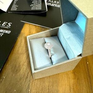 Size 7 women’s white gold engagement ring